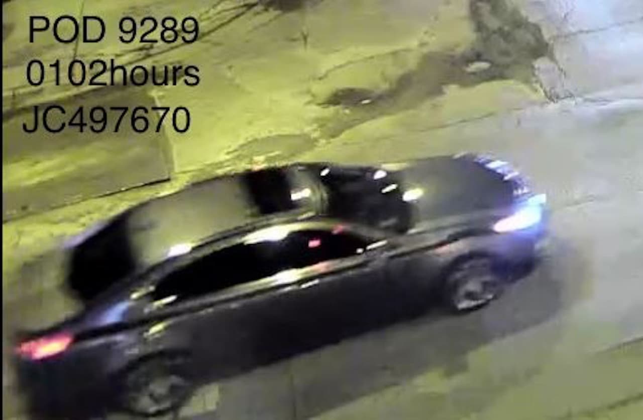 La policía de Chicago hizo públicas las imágenes del presunto vehículo manejado por los sospechosos.