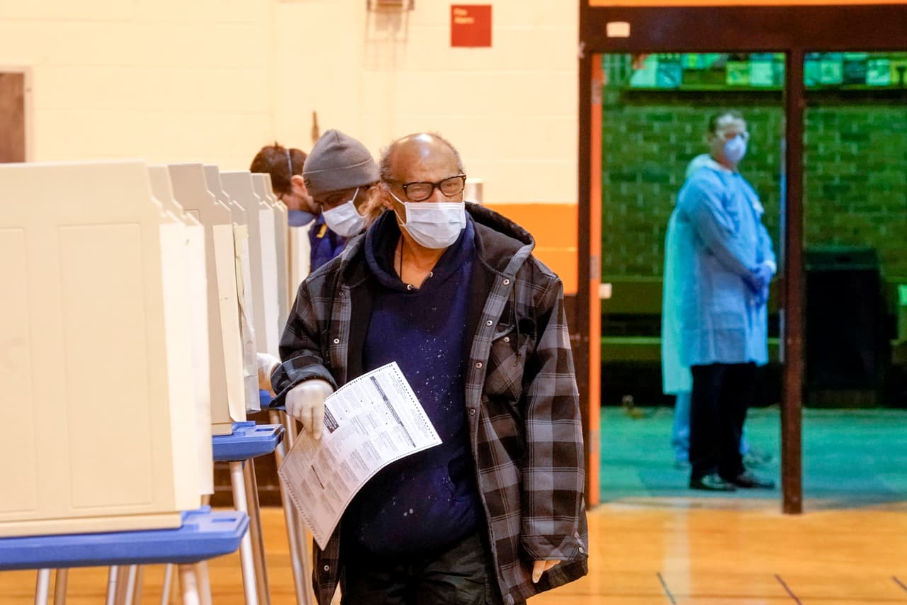 Un votante en la ciudad de Milwaukee. Los demócratas dentro y fuera de Wisconsin demandaron que la contienda fuese aplazada, pero los republicanos, y la corte suprema del estado, de mayoría conservador, no cedieron.