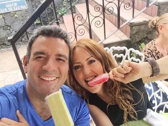 El snack favorito de Andrea para el verano son las paletas heladas. Héctor Sandarti disfrutó mucho la suya.