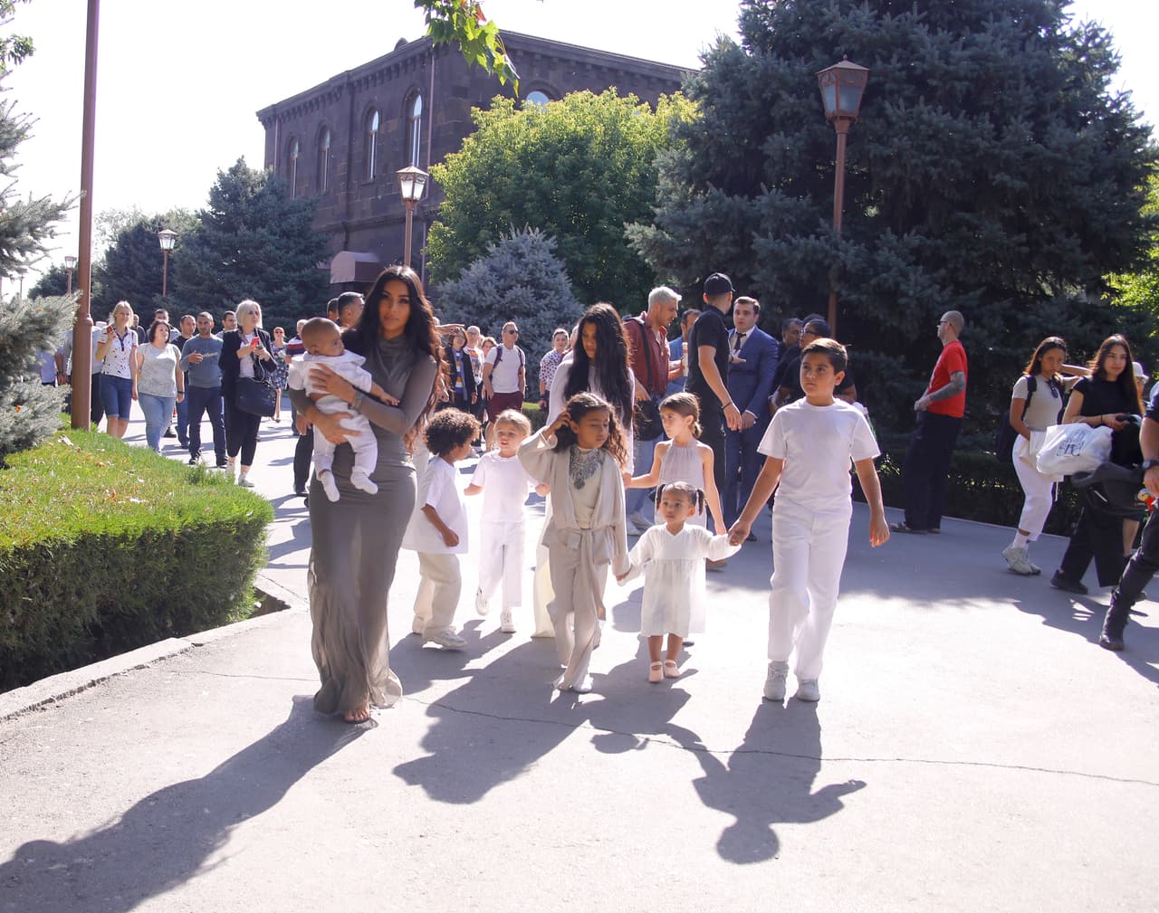 Según People, Kanye West, esposo de Kim Kardashian y 
<b><a href="https://www.univision.com/famosos/saint-podria-ser-el-ultimo-hijo-de-kim-kardashian-y-kanye-west-fotos">padre de sus cuatro hijos,</a></b> no formó parte de este viaje.