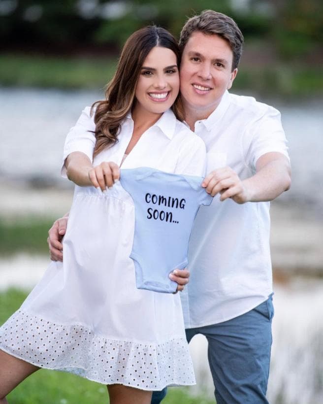 El 17 de junio, Andrea Chediak sorprendió a sus seguidores de las redes sociales con la noticia de su primer embarazo, la cual llegó acompañada de una tierna sesión de fotos y
<a href="https://www.univision.com/shows/despierta-america/andrea-chediak-lleva-con-ilusion-un-milagrito-en-su-vientre-asi-de-feliz-anuncio-su-embarazo-fotos" target="_blank">la emotiva historia de la espera de Diego</a>.