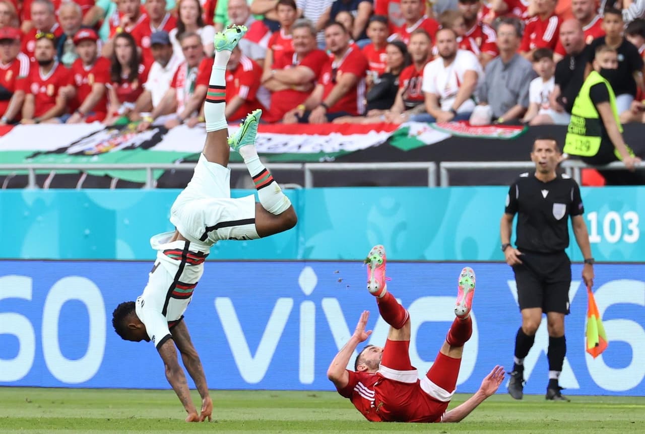 Portugal salva el resultado y derrota a Hungría 3-0 durante el partido del Grupo F en la Euro 2020. La primera parte del partido empataban a cero, pero Raphael Guerreiro ponía el primer tanto al minuto 84 y Cristiano Ronaldo se encargó de cerrar el partido con doblete, sumando los primeros tres puntos para los lusos.