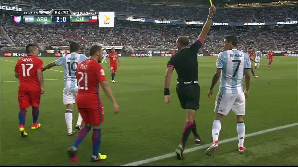 Tarjeta amarilla. El árbitro amonesta a Ángel Di María de Argentina