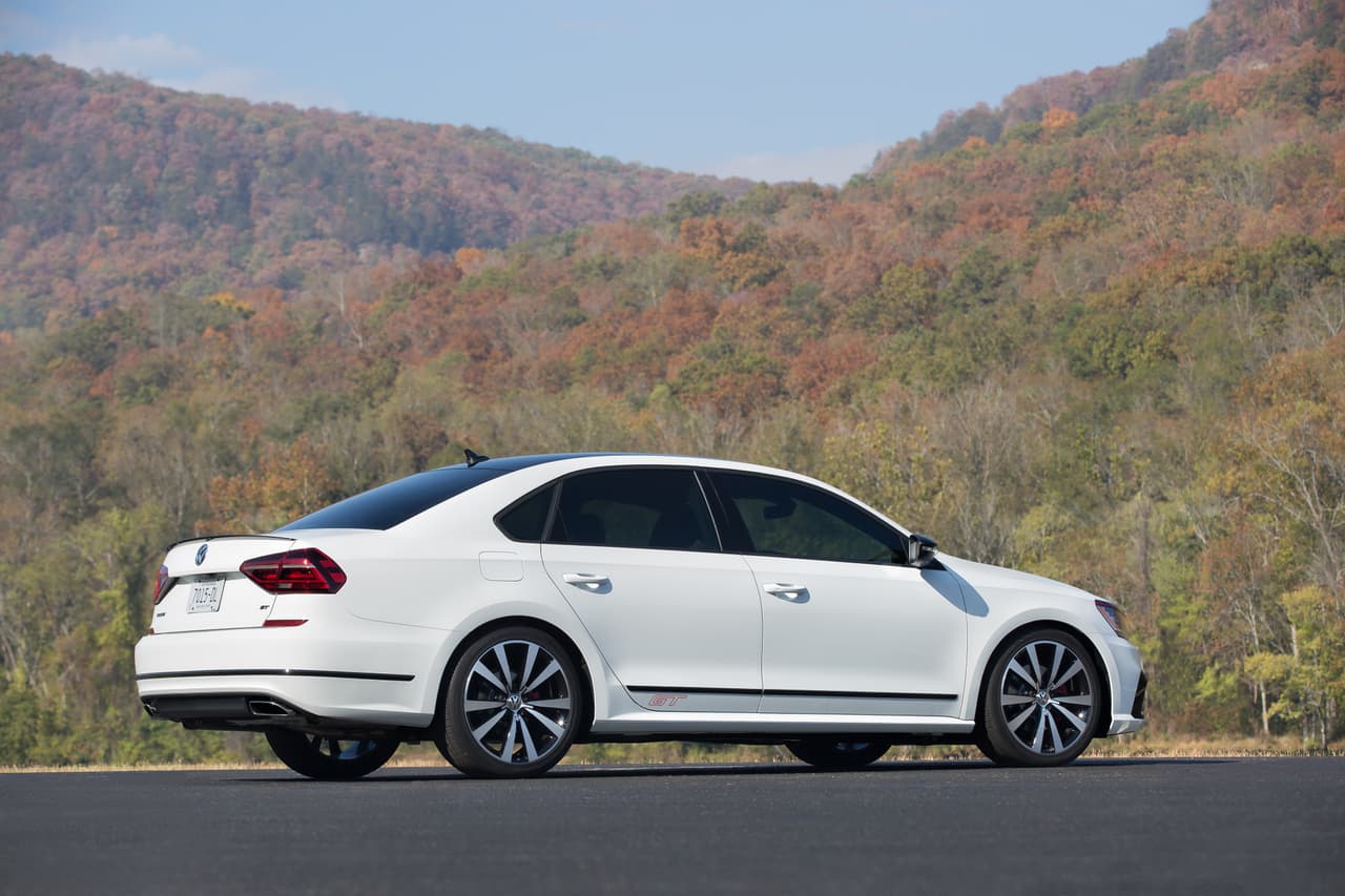 El 
<b>Passat GT</b> posee un 
<b>motor</b> muy característico de Volkswagen, el 
<b>V6 de 3.6 litros TSI</b>, que produce 
<b>280 caballos de fuerza</b>. Además tiene una transmisión DSG de seis velocidades.