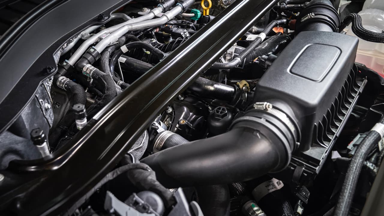 La Ford Explorer 2020 puede ser equipada con un nuevo motor es un 
<b>V6 doble-turbo EcoBoost de 3.0 litros</b> de desplazamiento que genera 
<b>365 caballos de fuerza</b>, potencia similar del EcoBoost de 3.5 litros en Explorer Sport 2019, y 
<b>380 lbs-pie de torque</b>, 30 lbs-pie más que el EcoBoost 3.5, convirtiéndolo en el motor más poderoso que ha equipado a una Ford Explorer. El motor estándar es un EcoBoost de 4 cilindros y 2.3 litros de desplazamiento. La transmisión para ambos motores es una nueva unidad automática de 
<b>10 velocidades</b>.