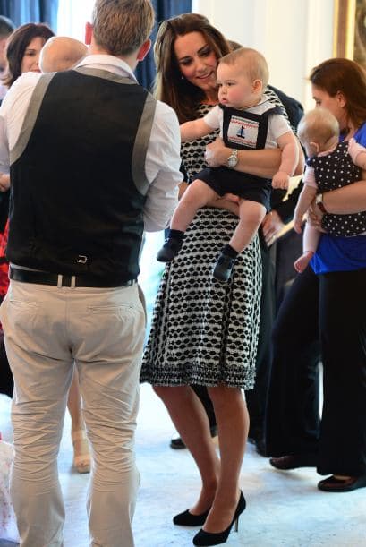 George se comportó como la misma reina Elizabeth, pues saludó a todo el mundo sin titubeos.