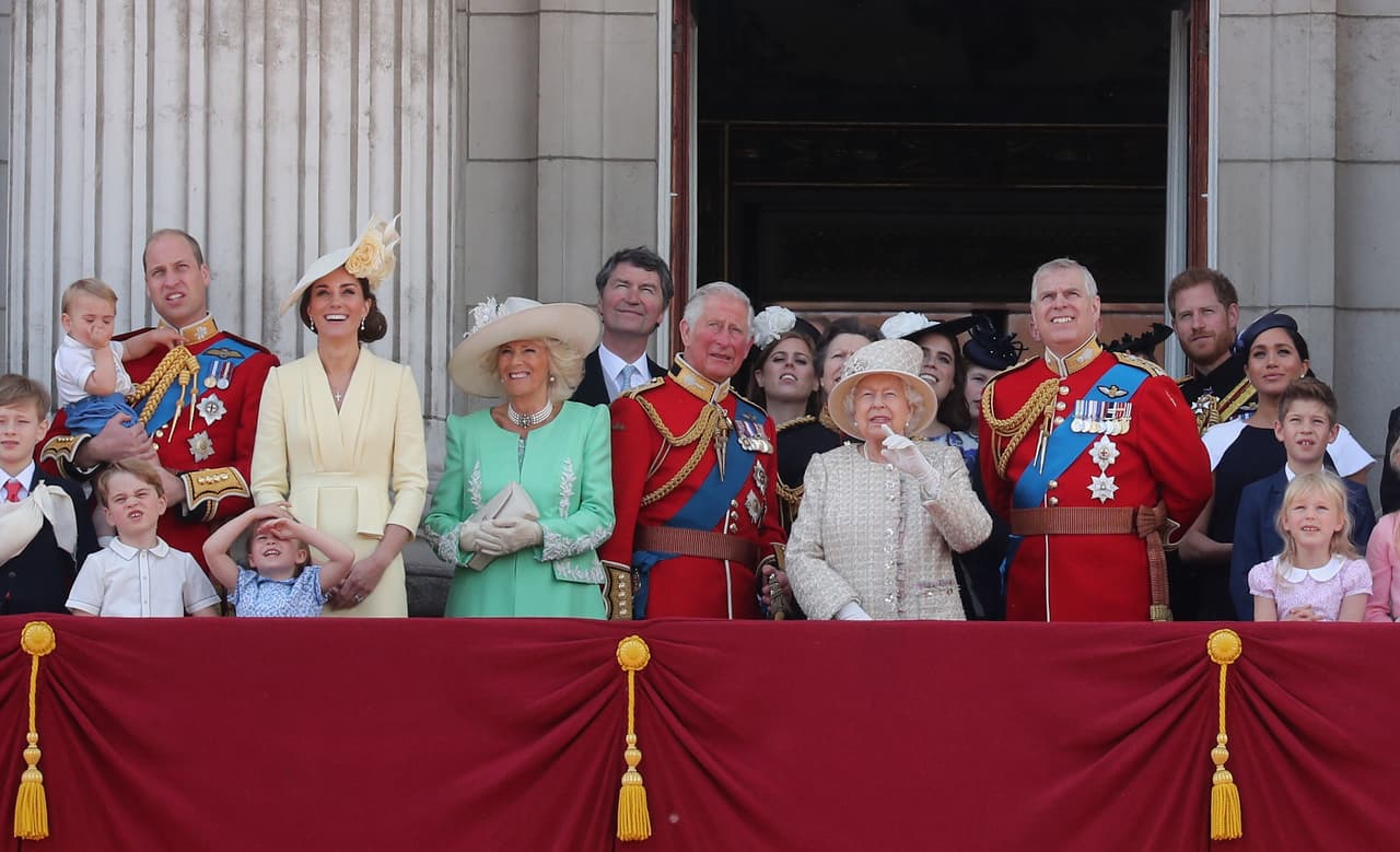 La familia real británica recibió la nueva década con una imagen de la
<b> <a href="https://www.univision.com/famosos/verde-o-azul-el-abrigo-de-la-reina-isabel-ii-causa-polemica-en-internet-aqui-te-decimos-su-color-real-fotos">reina Isabel II al lado de los herederos al trono</a></b>.