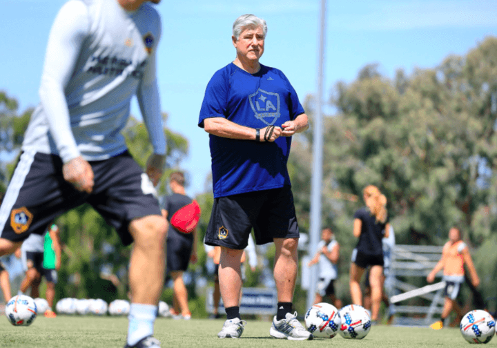 Nuevo DT para Gio dos Santos: LA Galaxy anunció a Sigi Schmid tras despedir a Curt Onalfo