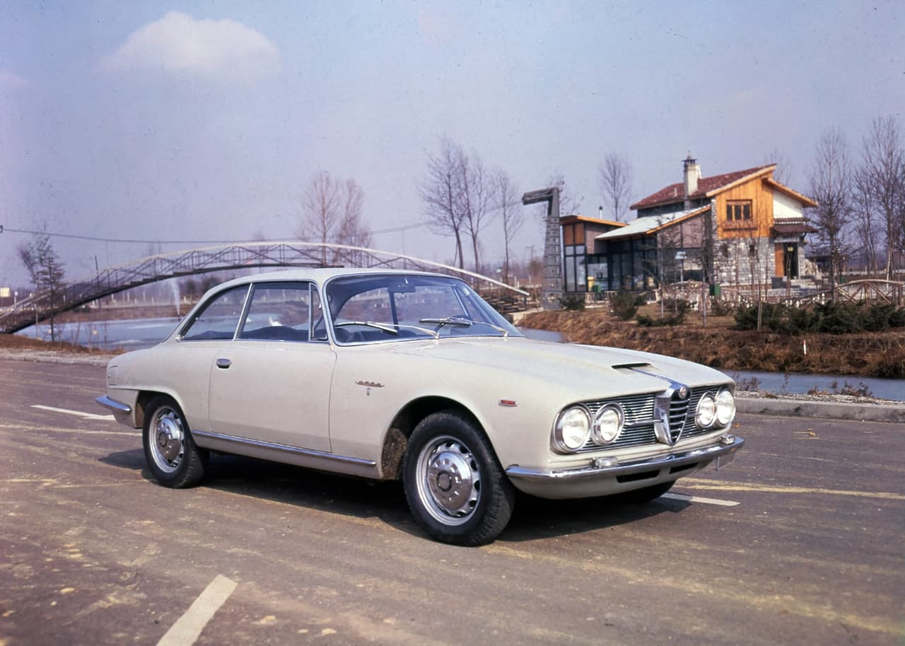 Entre 1962 y 1968 se fabricó el Alfa Romeo 2600 (Tipo 106) como reemplazo del Alfa Romeo 2000. Este modelo es históricamente significativo por ser el último Alfa Romeo en ofrecer el motor de 6 cilindros en línea con doble eje de levas (tradicional para Alfa desde la década de los 20). En esta foto vemos el Alfa Romeo 2600 Sprint de 1962.