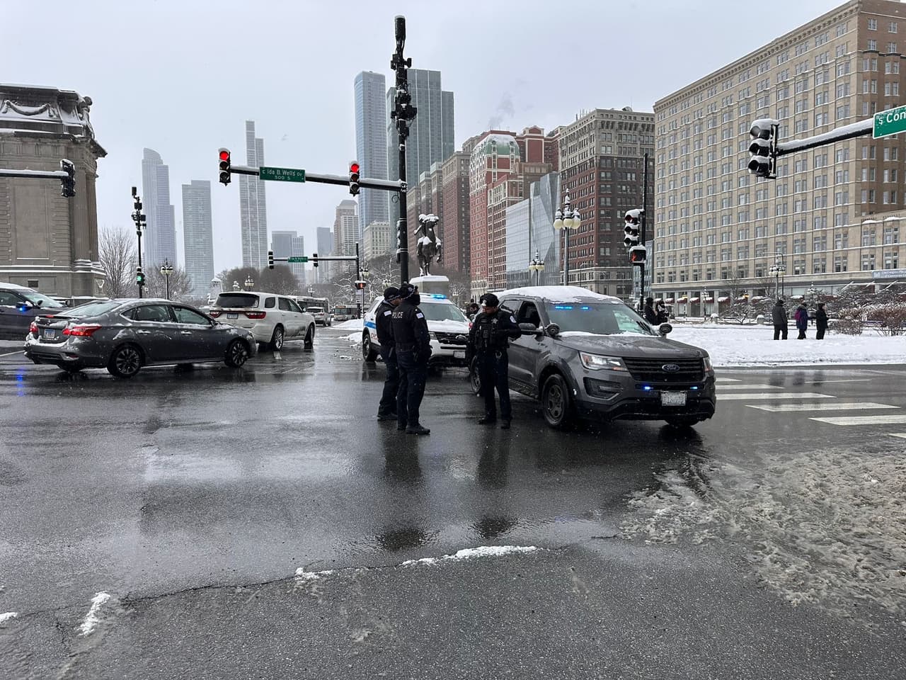 De acuerdo con sus familiares,
<b> Alex Pretti no contaba con antecedentes penales,</b> salvo algunas infracciones de tránsito. Era amante de la naturaleza y es recordado como una persona de gran corazón, comprometida con su comunidad y con el bienestar de los demás.
<br>