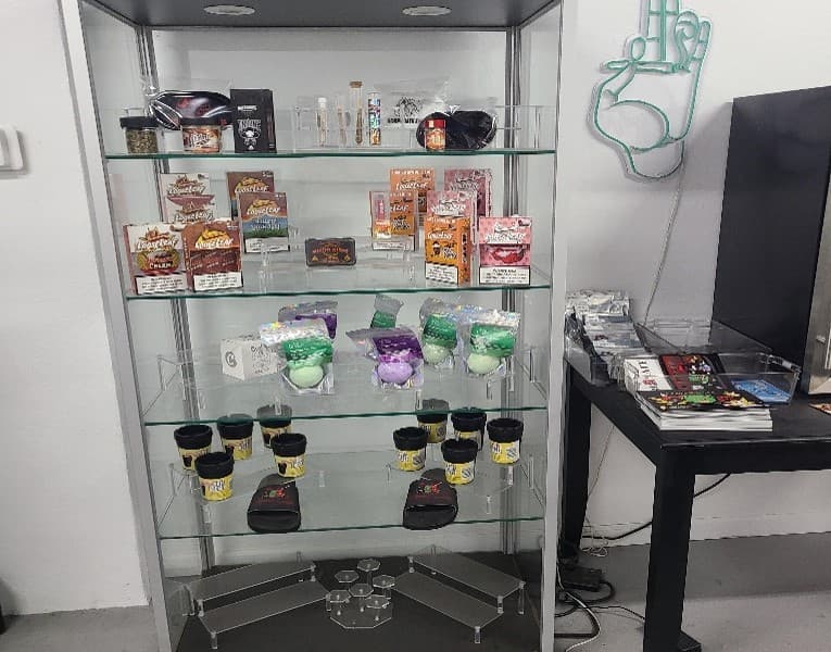 Allí, los empleados utilizaban radios bidireccionales para pedir la mercancía que otros empleados traían a los clientes desde la trastienda.