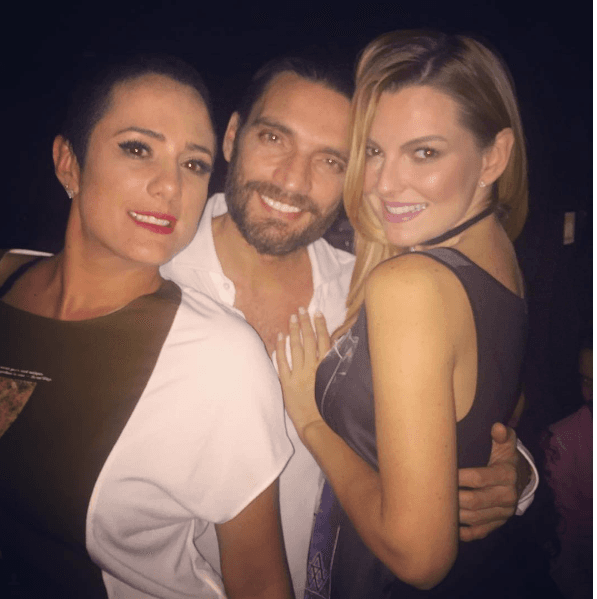 Además, no sólo eso, ya que De Sousa confesó que está comprometida y todo fue un truco del actor, que se encargó de hacerle una cena especial con sus amigos y ahí le dio la gran noticia.