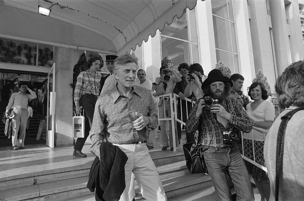 Su trabajo en la pantalla grande lo ha llevado a recorrer los más importantes festivales de cine del mundo. En esta fotografía tomada en mayo de 1979, el legendario actor asistía a la 32 edición del Festival de Cannes. Foto: RALPH GATTI/AFP/Getty Images.