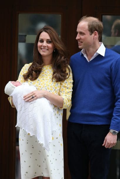 Esta es una imagen de cuando Kate y William salieron del hospital St Mary’s de Londres poco después de las seis de la tarde acompañados ya por su bebita.