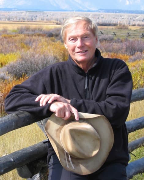 Tras una intensa batalla contra la leucemia, el 9 de junio se confirmó la muerte del actor Adam West, quien personificó a Batman en televisión, a sus 88 años.