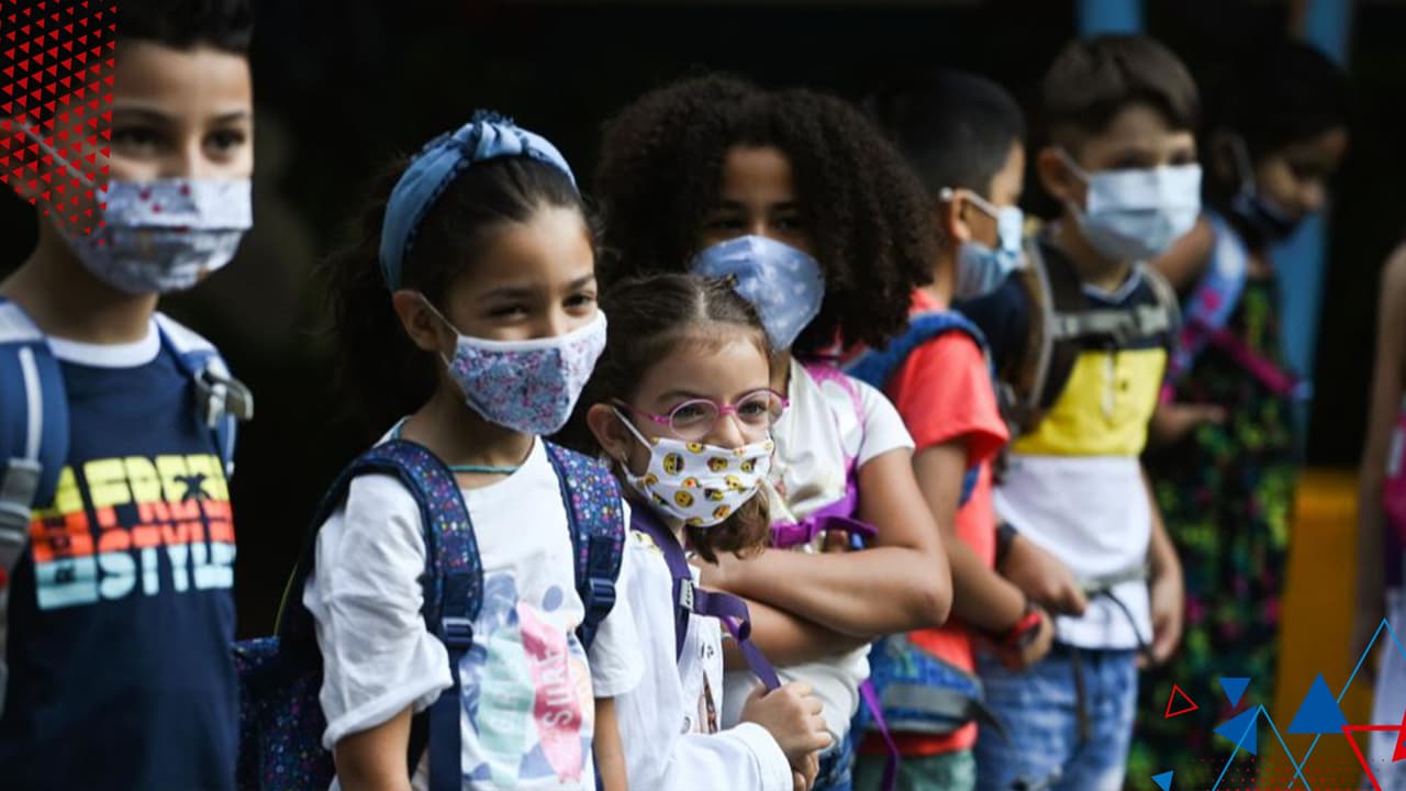 ¿Deben los niños usar mascarilla en los salones de clase?