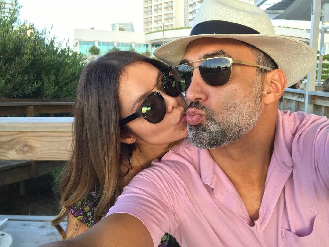 "Yo creo que cuando encuentras a la persona indicada, en el momento correcto, todo fluye y todo es muy fácil, no tienes mucho qué pensar, ¿no? Lo pensaba antes, pero cuando conocí a mi esposo, ya dejé de pensar mucho las cosas", puntualizó la actriz.