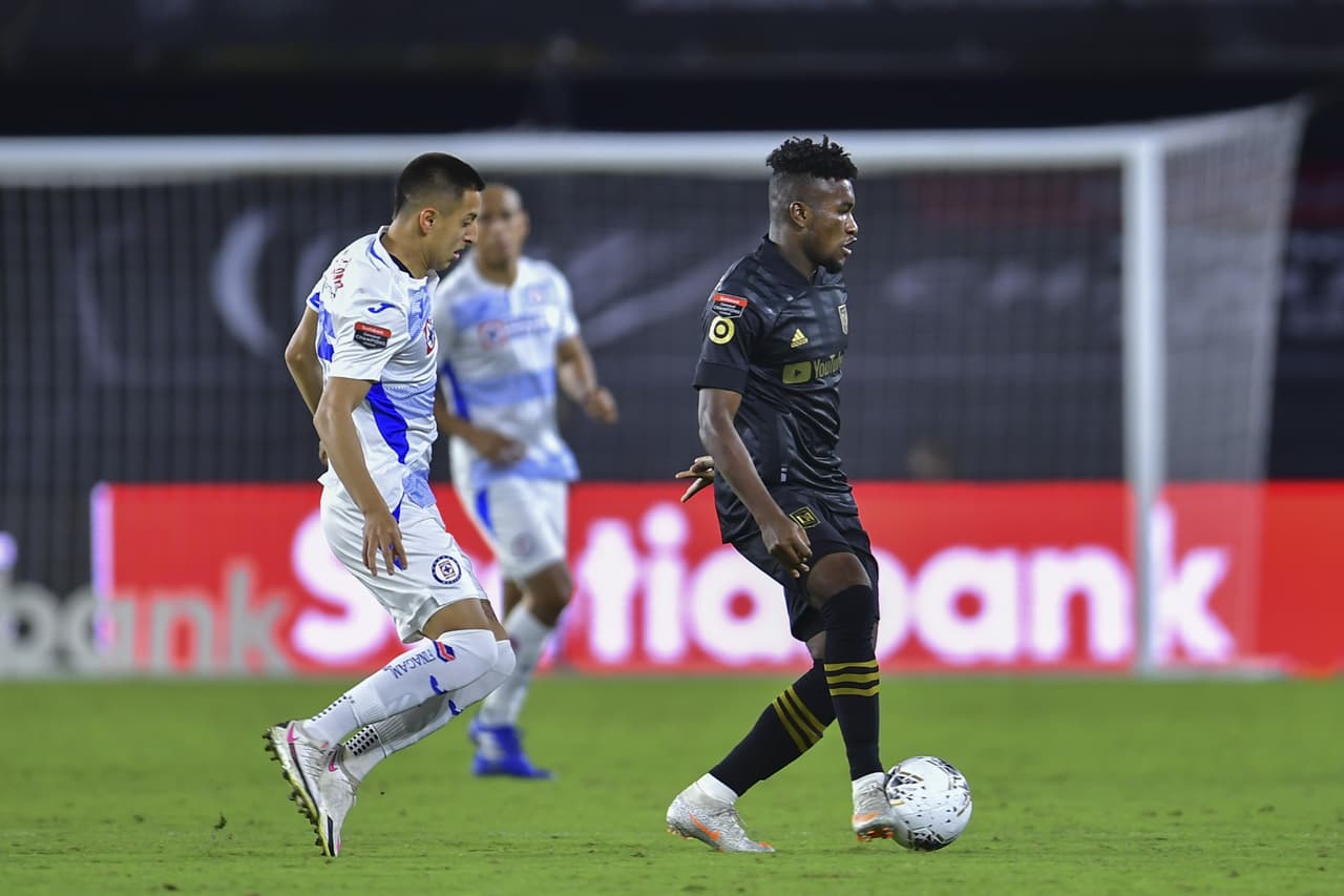 Carlos Vela y Kwadwo Opoku consiguen imponerse al Cruz Azul 2-1 en partido único y avanzan a las semifinales del torneo.