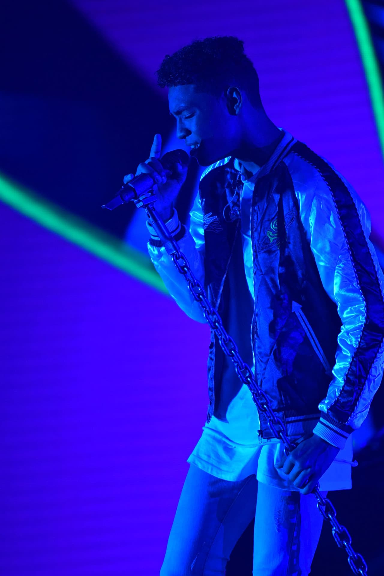 Los jueces destacaron su avance hablando español.