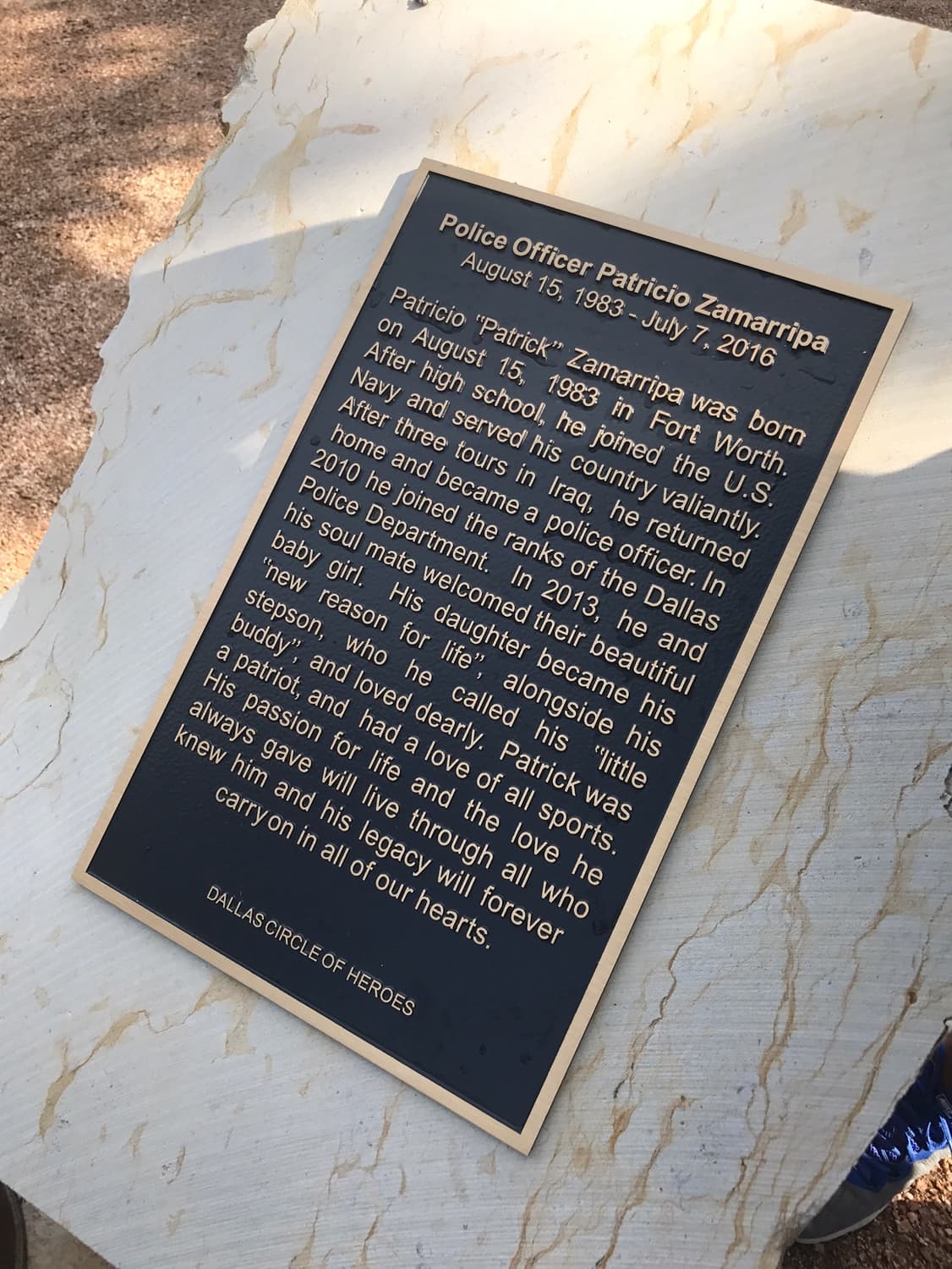 En la placa de Patricio "Patrick" Zamarripa se relata que pasó tres temporadas en Irak como parte de las Fuerzas Armadas y luego se sumó a la policía de Dallas en el 2010. Además de Lyncoln, le sobreviven su hijastro Dylan y su "alma gemela" Kristy Villaseñor.