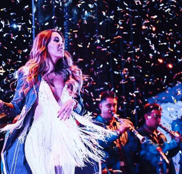 Ninel también acompaña cada look con su larga cabellera suelta y al mismo tiempo bien peinada.