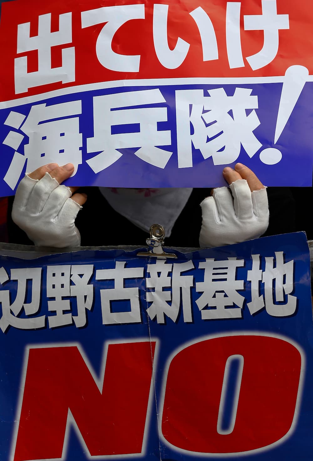 El Ejecutivo local y Tokio se enfrentaron por la construcción de la nueva base militar estadounidense de Futenma en la bahía de Henoko, al norte de la isla, de 94.000 habitantes