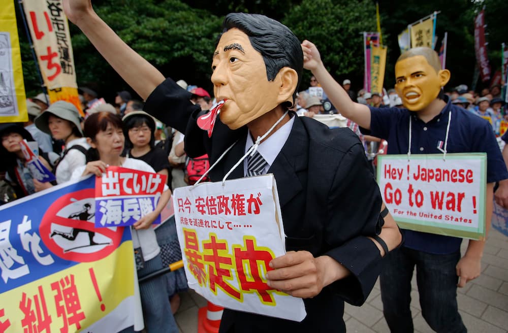 "Japón es todavía una colonia militar de Estados Unidos, Futenma es el símbolo de ello", lamentó Noboru Kitano, un profesor de 59 años que participó en la protesta y fue entrevistado por AFP