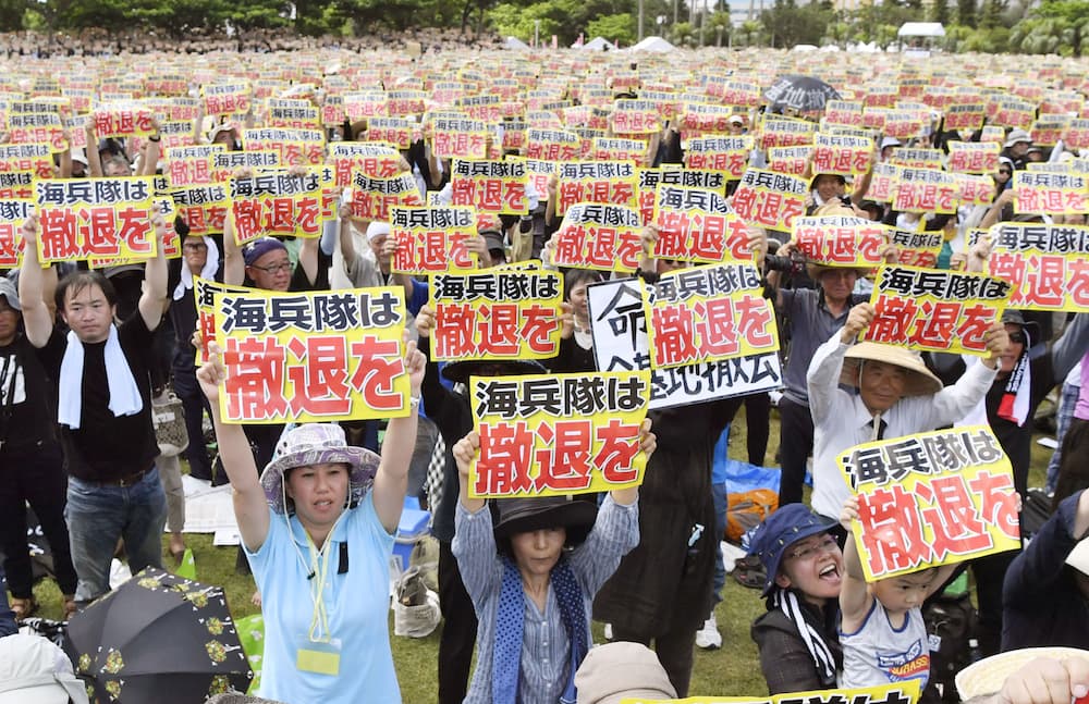 Miles de personas se manifiestan este domingo en la isla japonesa de Okinawa contra la presencia militar de Estados Unidos y contra los delitos cometidos por empleados estadounidenses en las últimas décadas.