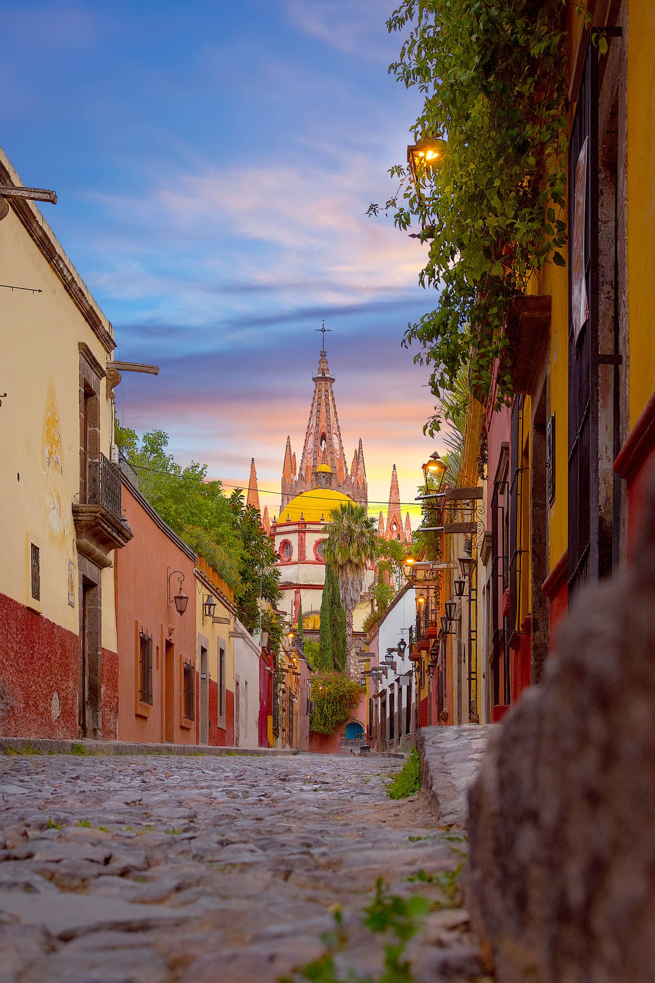 <b>Calle Aldama (San Miguel De Allende, México)</b>
<br>
<br>La histórica y colorida calle Aldama en San Miguel sorprenderá a los visitantes de esta hermosa ciudad del centro de México. San Miguel de Allende es 
<a href="https://www.univision.com/noticias/trending/las-mejores-ciudades-mundo-segun-conde-nast-traveler-fotos-2021-fotos"><u>considerada una de las mejores ciudades del mundo para conocer, según los viajeros</u></a> en 2021.