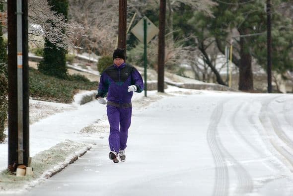 La tormenta invernal registrada este martes paralizó las ciudades de Atlanta y Birmingham, dejando varados a miles de trabajadores, maestros, estudiantes y residentes quienes trataron de llegar a sus hogares pero en muchos casos tuvieron que refugiarse en otros sitios como escuelas, gimnasios, iglesias y hasta centros comerciales.