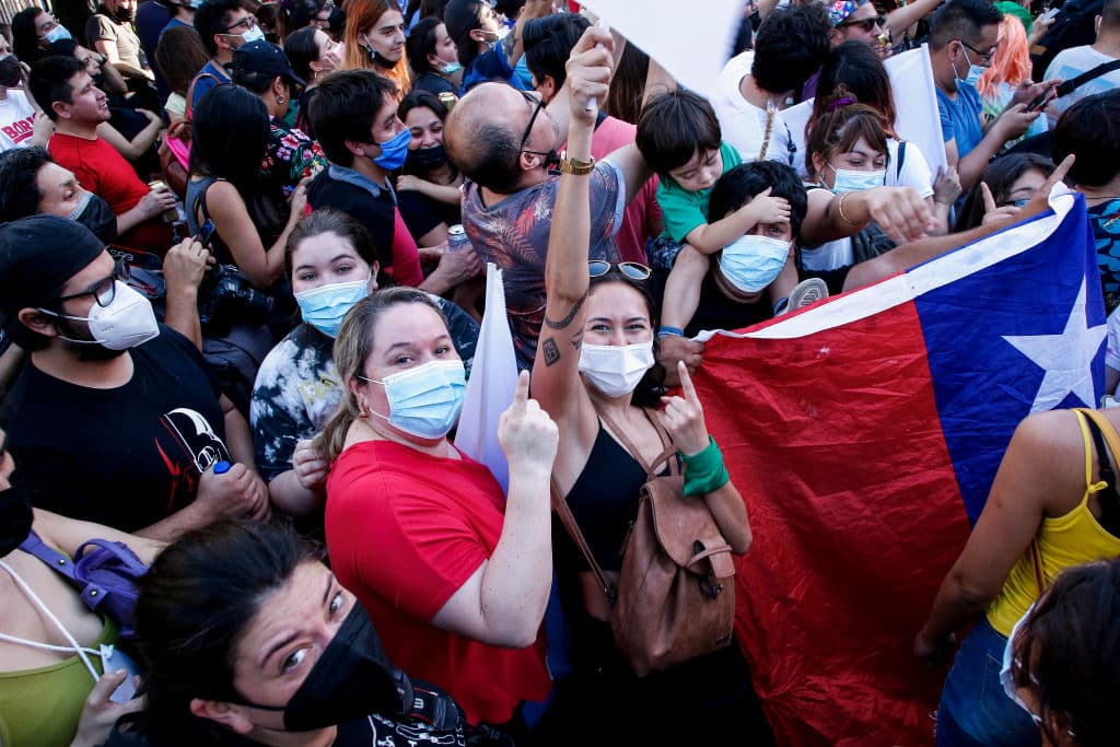 Seguidores de Gabriel Boric celebran el triunfo electoral este domingo en las calles de Santiago, Chile.