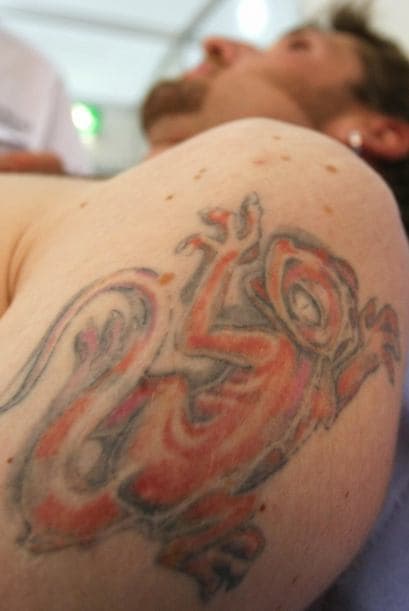 Las normas de salud de los tatuajes tienden a concentrarse en los riesgos inmediatos, como las infecciones.