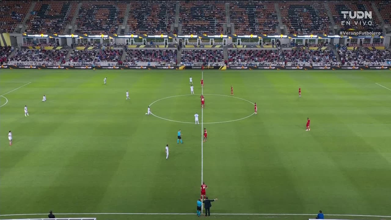 Arranca el partido y la pelota está en juego.