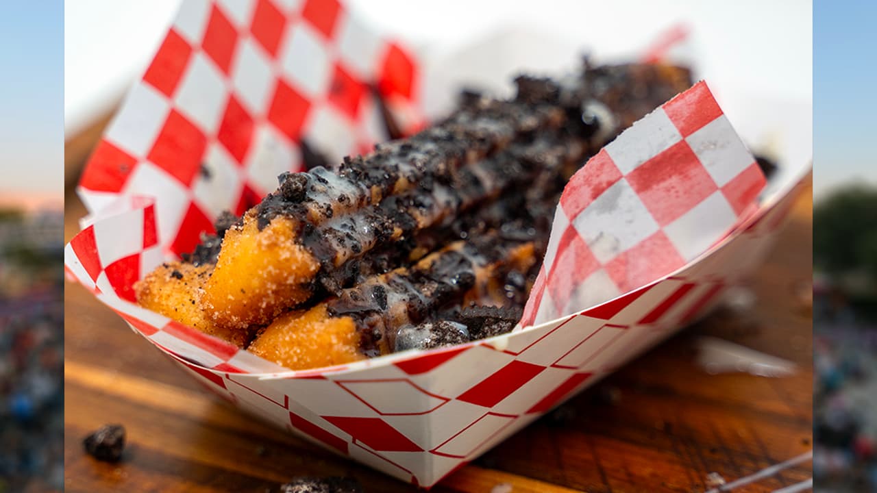 <b>CHURREOS</b> de Mac Loaded
<br>Mini churros fritos, bañados en canela y azúcar, con
<b> un chorrito de sirope de chocolate</b> y glaseado de crema de queso. Por último, para rematarlo todo:
<b>¡galletas Oreo!</b>