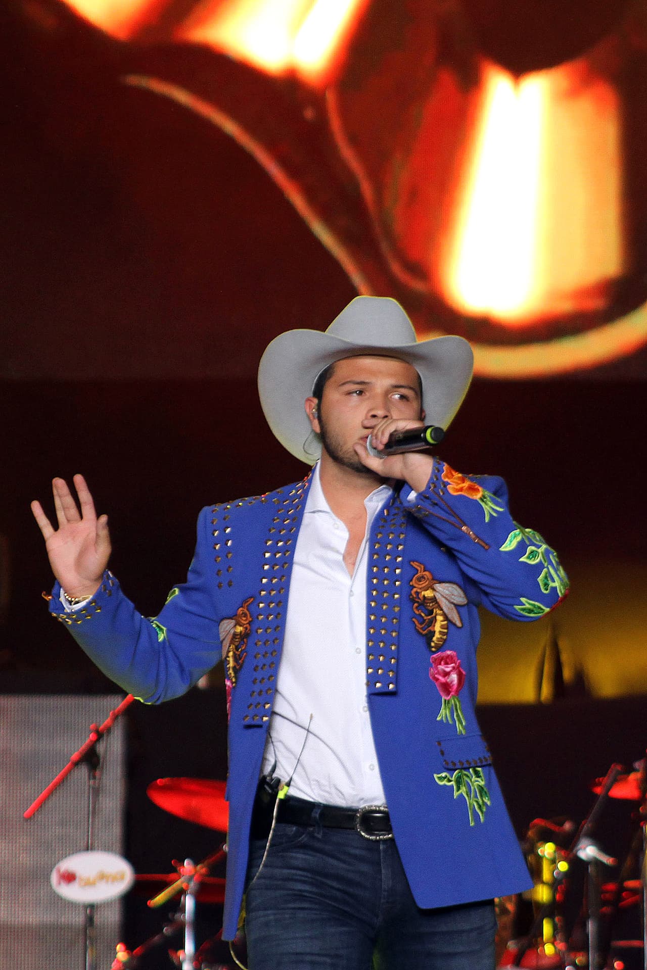 "Este tema nace después de mucho tiempo de frustración y tristeza, después de cortar con mi primera novia y de 
<b><a href="https://www.univision.com/shows/el-gordo-y-la-flaca/con-tan-solo-18-anos-el-hijo-de-pepe-aguilar-tiene-dos-nominaciones-a-los-premios-latin-grammy-video" target="_blank">escribir muchísimas canciones tristes</a></b>", dijo el cantante a 
<b><a href="https://twitter.com/tvsespectaculos/status/1168237084999479296?s=21" target="_blank">Televisa Espectáculos. </a></b>