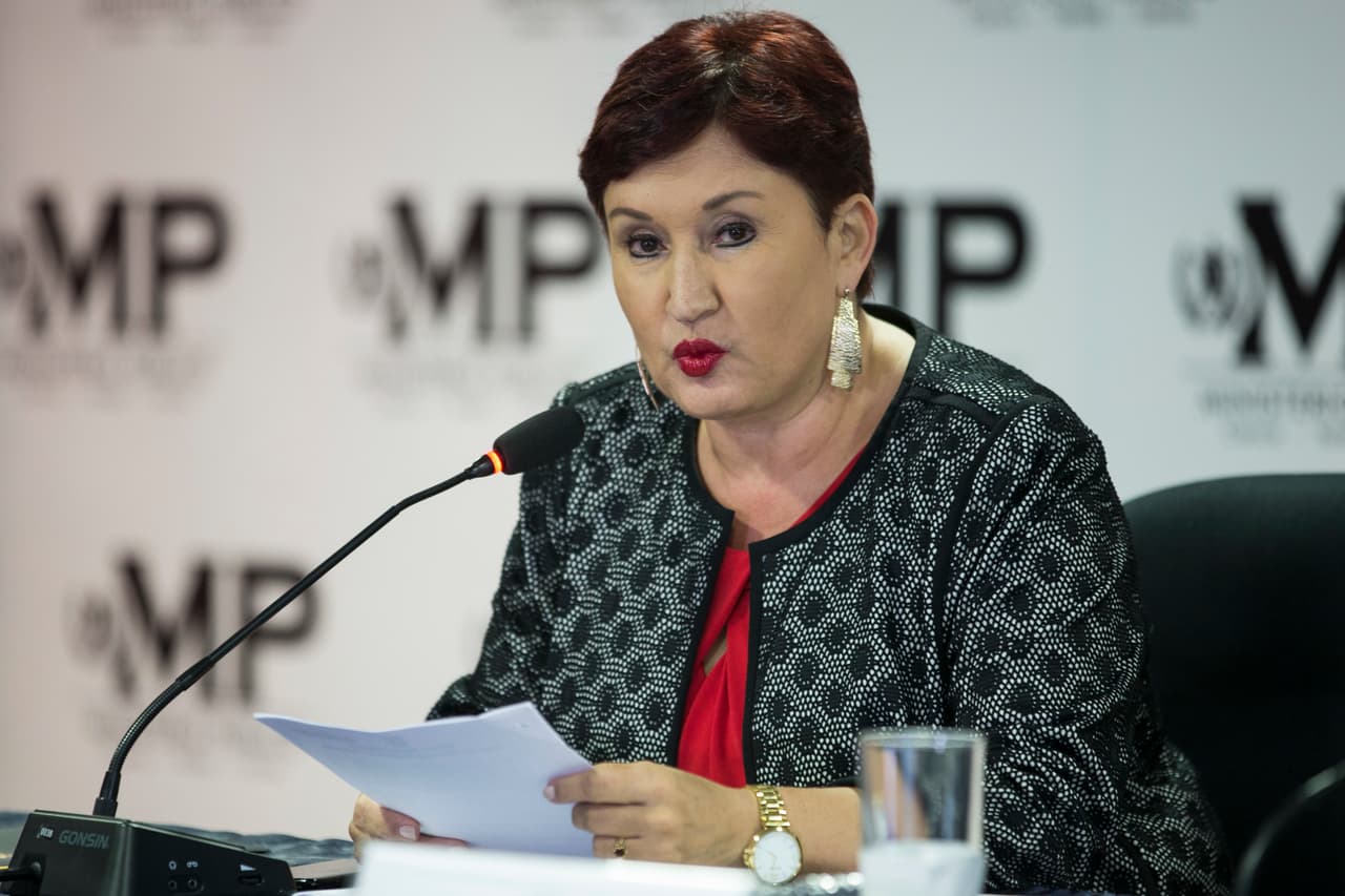 La fiscal general guatemalteca Thelma Aldana habla en una conferencia de prensa en Ciudad de Guatemala, el viernes 25 de agosto de 2017. Aldana pidió retirar la inmunidad al presidente Jimmy Morales para investigarlo por financiamiento electoral ilícito. (AP Foto/Moisés Castillo)