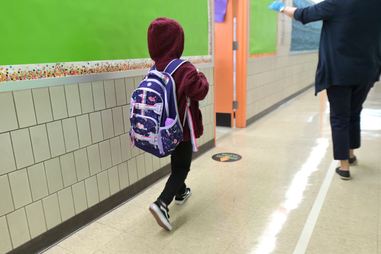 De acuerdo con el comunicado de prensa, 
<a href="https://www.univision.com/local/austin-kakw/austin-isd-anuncia-cambios-a-los-requisitos-de-calificacion-debido-al-coronavirus">las calificaciones A-F</a> es una herramienta valiosa para las escuelas porque permite a los educadores, los padres y el público en general identificar mejor y ampliar los esfuerzos que funcionan para los niños. Sin embargo, la TEA determinó pausar estas calificaciones debido a la pandemia, ya que ha interrumpido las operaciones escolares.
