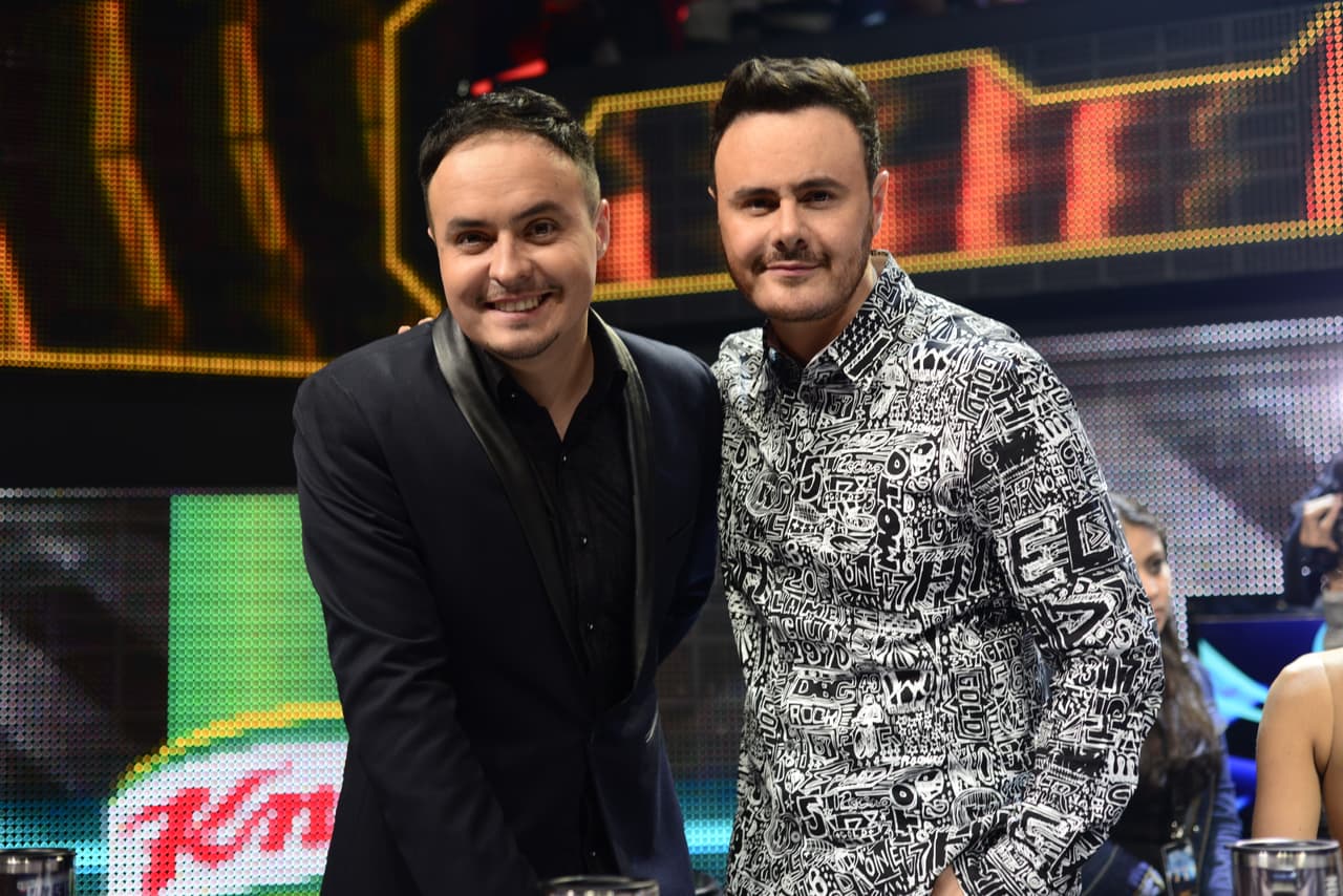 Cuando no están frente a la cámara, los famosos hacen de todo, lo malo es que no se dan cuenta que nuestra cámara indiscreta anda alerta y los está viendo. Así fue como captamos a jueces y capitanes en el detrás de cámaras.