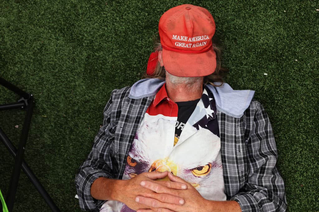 Familias con gorras "Make America Great Again" se congregan para escuchar el discurso de Trump.