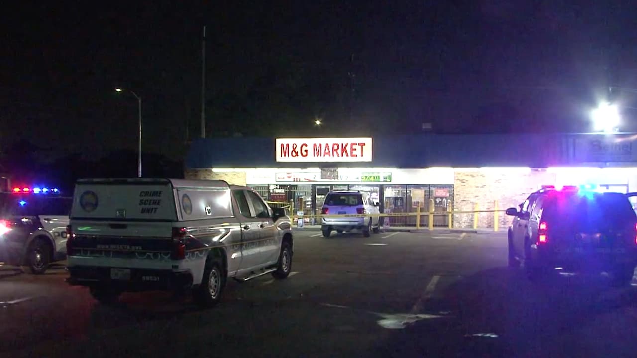 Las tres víctimas se encontraban dentro de un automóvil cuando cuatro 
<b><a href="https://www.univision.com/temas/sospechosos">sospechosos </a></b>se estacionó cerca, dos de hombres se acercaron al carro y comenzaron a disparar, indica el comunicado de las autoridades.