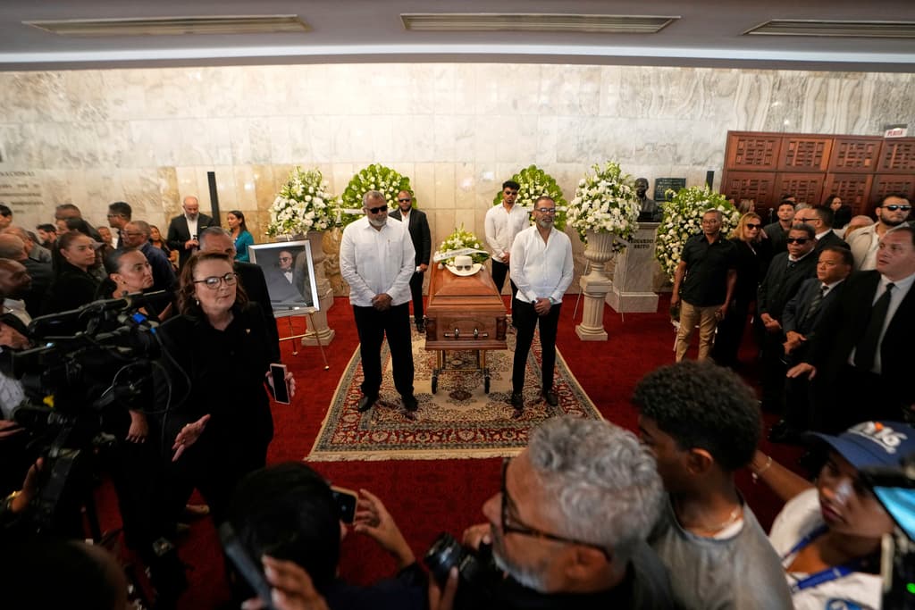 Las honras fúnebres se extenderán hasta las 16:00 horas, momento en que el cortejo fúnebre partirá hacia el parque cementerio Puerta del Cielo, donde a las 17:00 horas se le dará cristiana sepultura al destacado intérprete de merengue, cerrando así un capítulo significativo en la historia de la música dominicana.