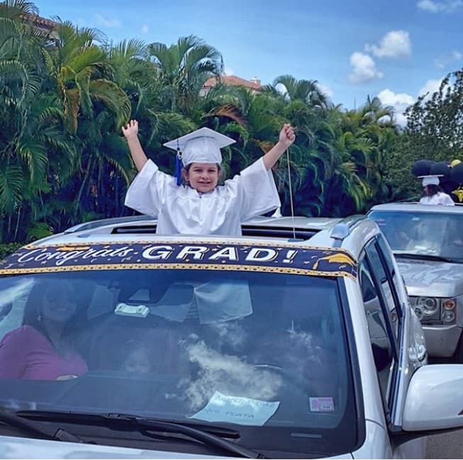 Con toga y birrete, Anabella disfrutó de un peculiar recorrido de graduación a causa de la pandemia: "Comenzamos a celebrar tus logros estudiantiles de una forma muy distinta a la que teníamos planeada para ti, pero nada impedirá que te aplaudamos y acompañemos hasta el final".
