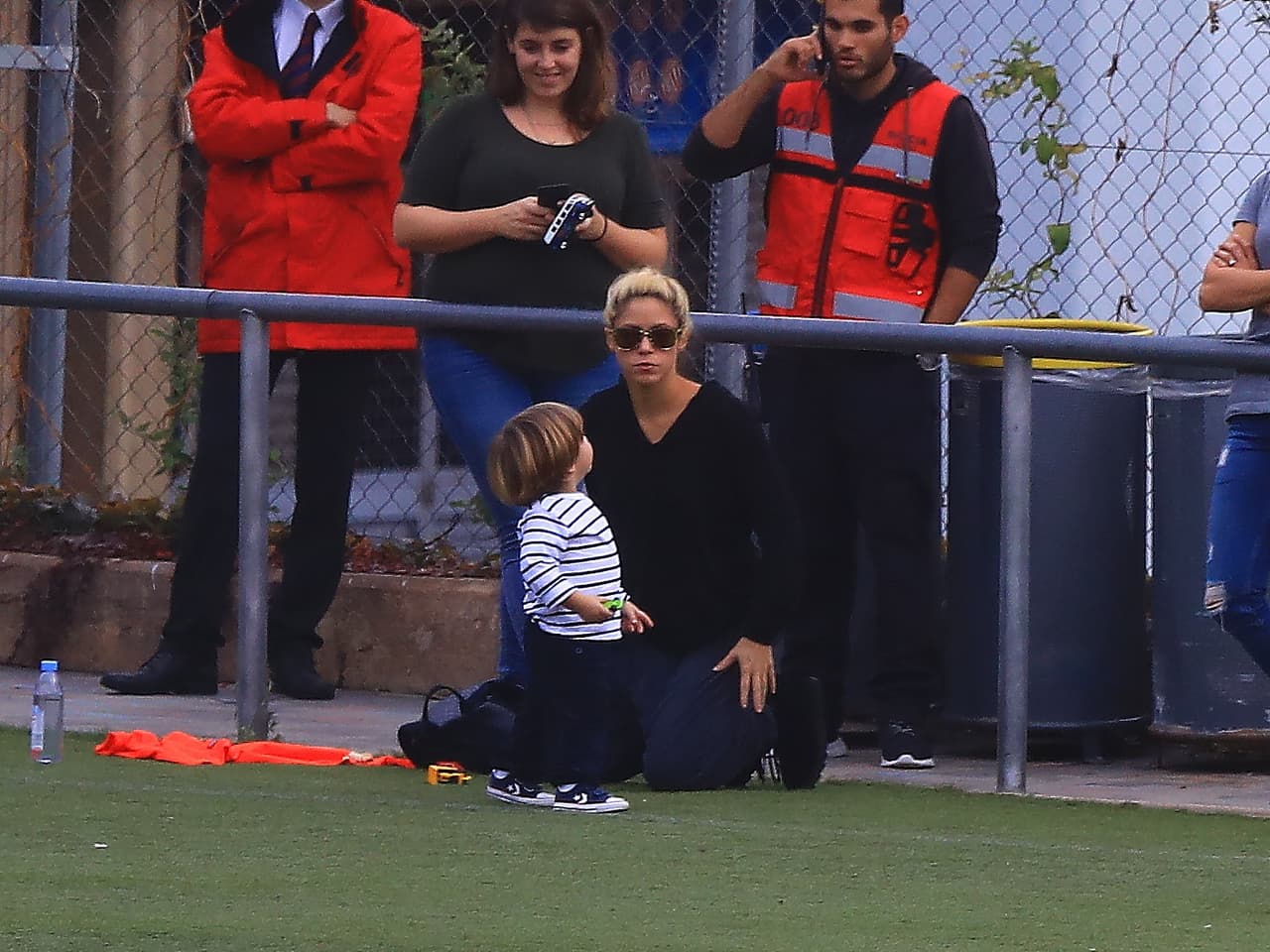 Sasha dio algunos pasitos sobre el césped.