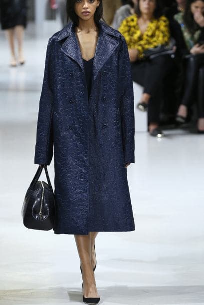 Durante la pasarela de Nina Ricci las piezas de cuero que se llevaron las miradas fueron abrigos como este, en color azul marino y negro.