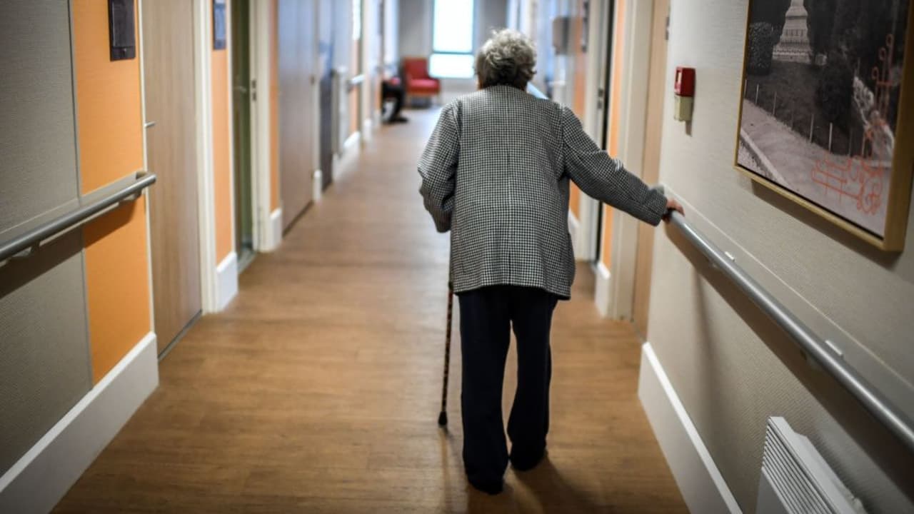 Bajo condiciones especiales se reanudan visitas a centros para personas de la tercera edad