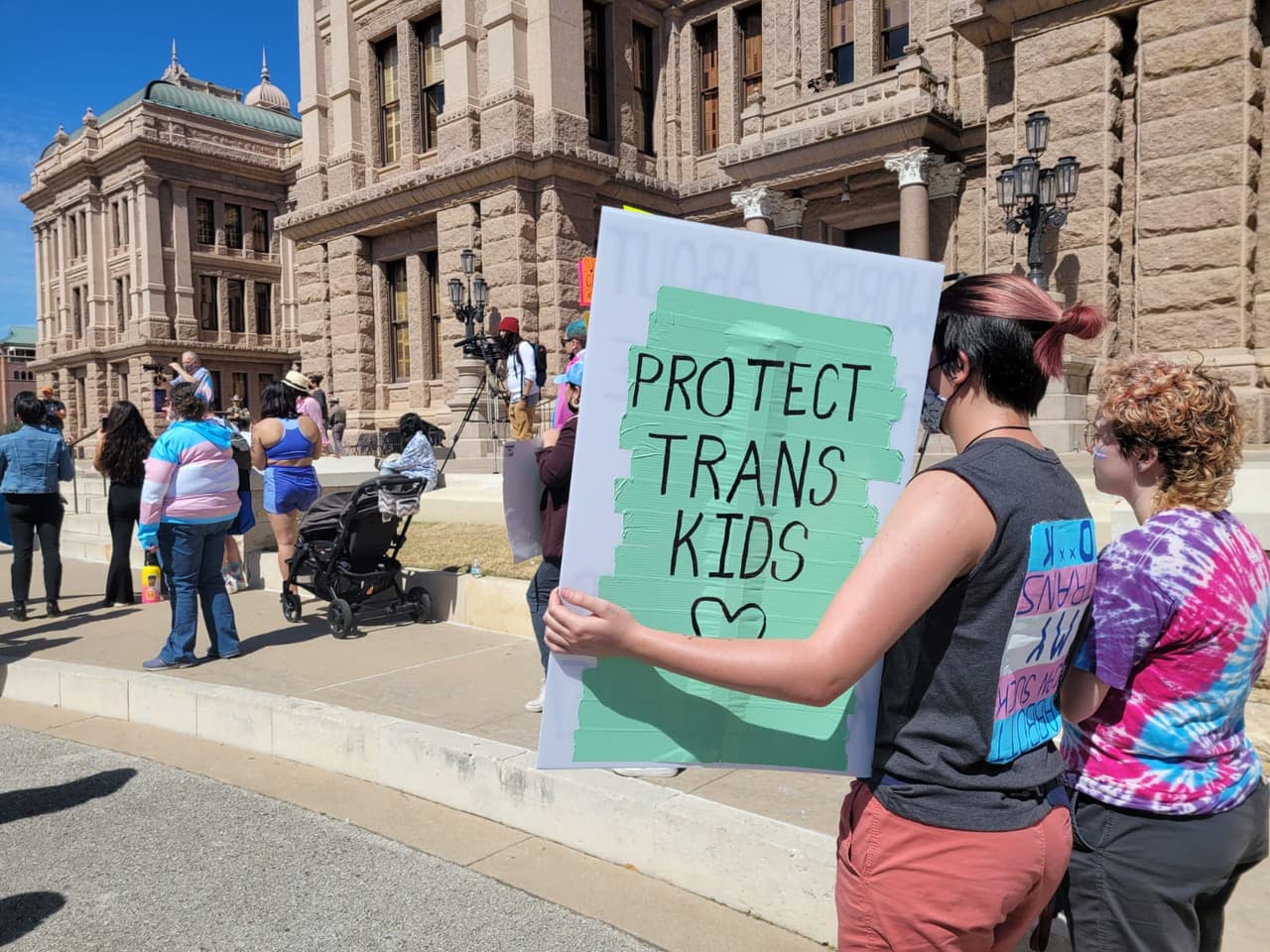 Demanda busca impedir que Texas investigue por abuso infantil a padres de niños transgénero