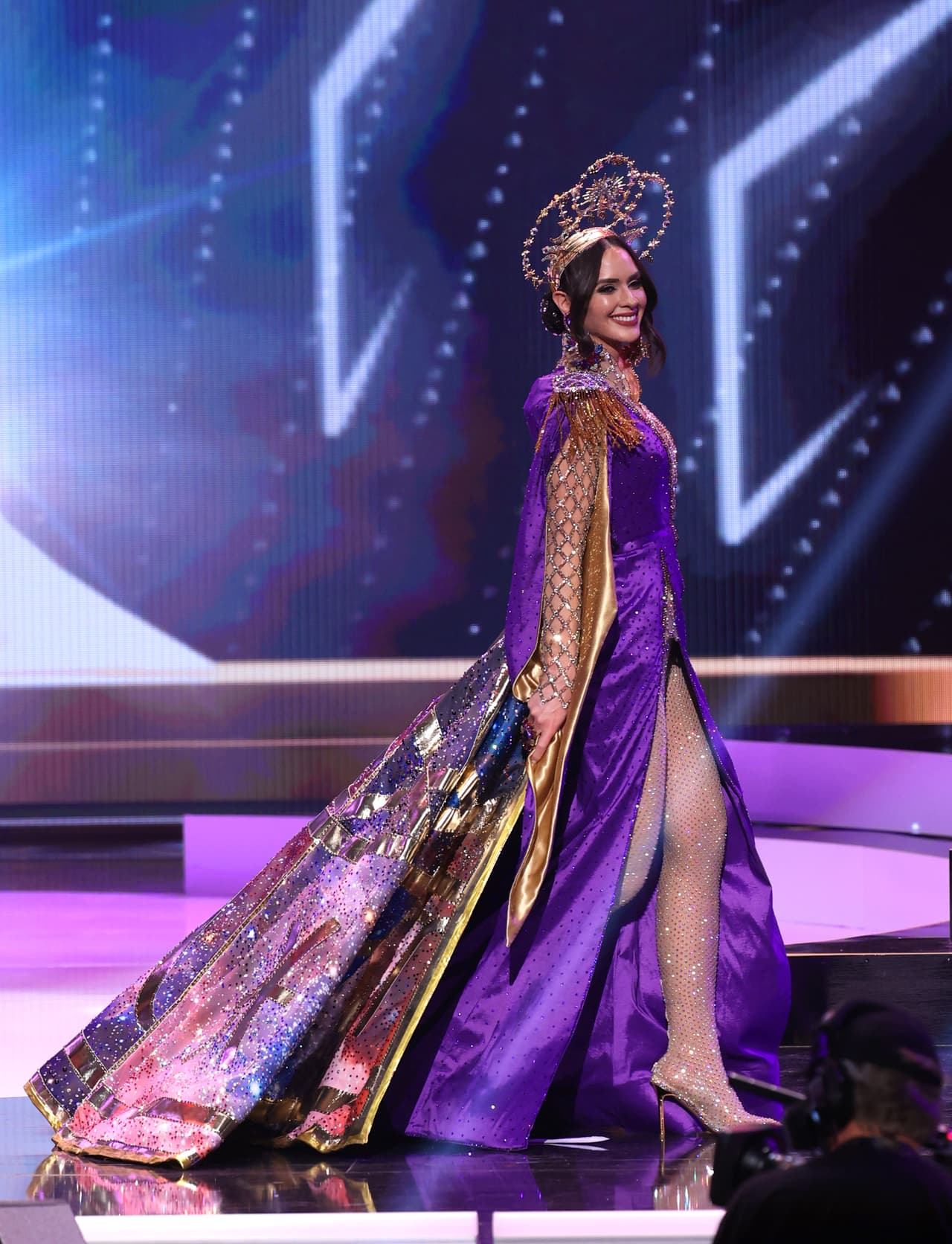 <b>Estefanía Soto</b> destacó que en 
<a href="https://www.univision.com/local/puerto-rico-wlii">Florida</a> hay una gran comunidad de puertorriqueños y que realmente se siente como si estuviera en casa. “Sí hacemos ruido, pero creo que así es como expresamos el amor y la pasión que tenemos por las reinas de belleza y los concursos de belleza y, sobre todo, para las personas que representan a nuestro país, eso nos hace brillar, somos una isla pequeña, pero estamos orgullosos de quiénes somos”.
<br>