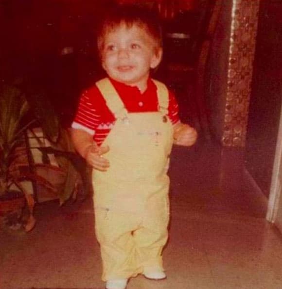 Se ve que era travieso y muuuy inquieto desde pequeño.