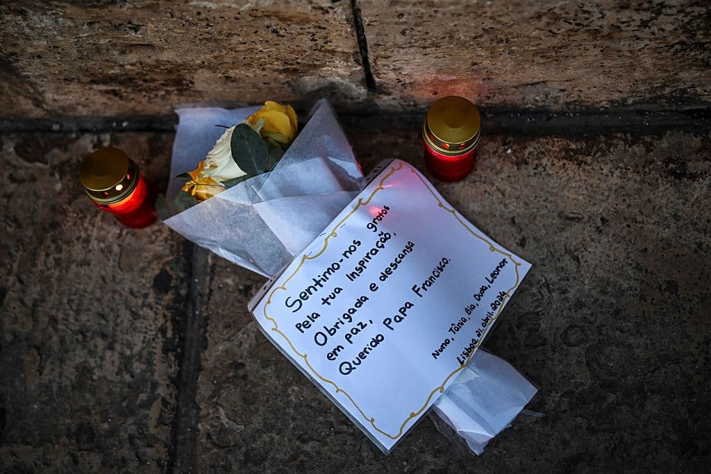 <h3 class="cms-H3-H3"> "Nos sentimos agradecidos por tu inspiración, gracias y descansa en paz, querido papa Francisco"</h3>
<br> 
<br>Un ramo de flores y un mensaje frente a la catedral de Lisboa.
