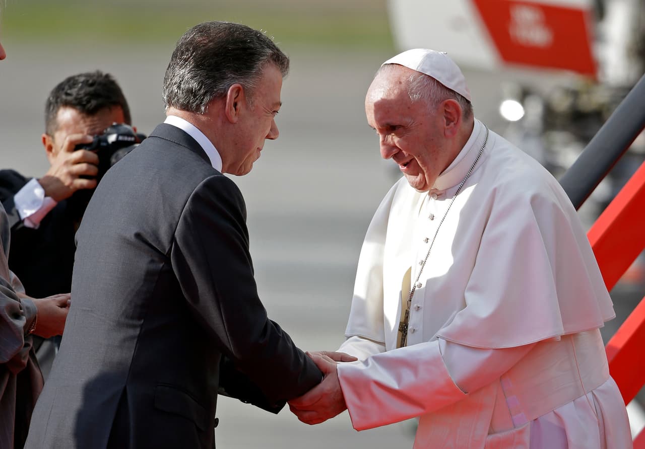 El líder de la iglesia católica estará en el país suramericano durante 4 días, en las ciudades de Bogotá, Medellín, Villavicencio y Cartagena. En la tarde del miércoles 6 de septiembre, el papa Francisco fue recibido por el presidente Juan Manuel Santos en el aeropuerto internacional El Dorado, en Bogotá.